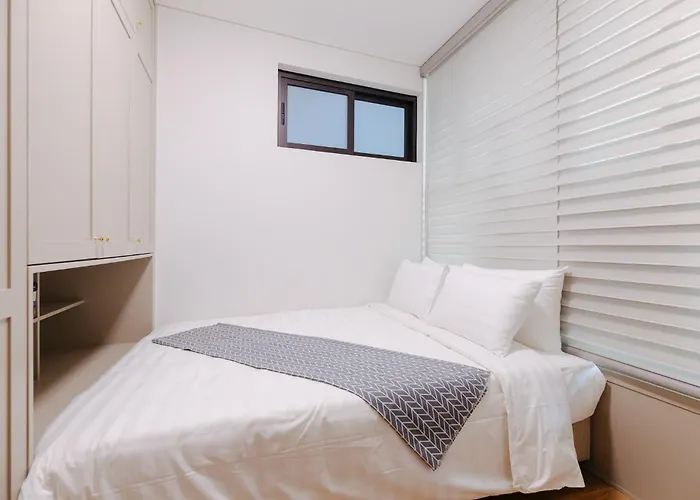 Margaery Lakeside - 2 Bedroom Apartment With Balcony