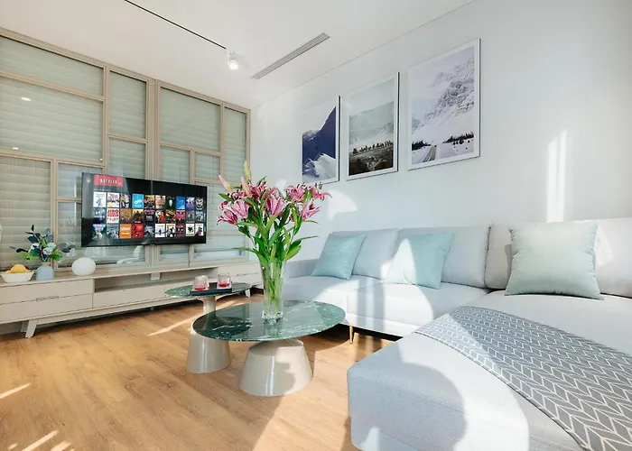 Margaery Lakeside - 2 Bedroom Apartment With Balcony