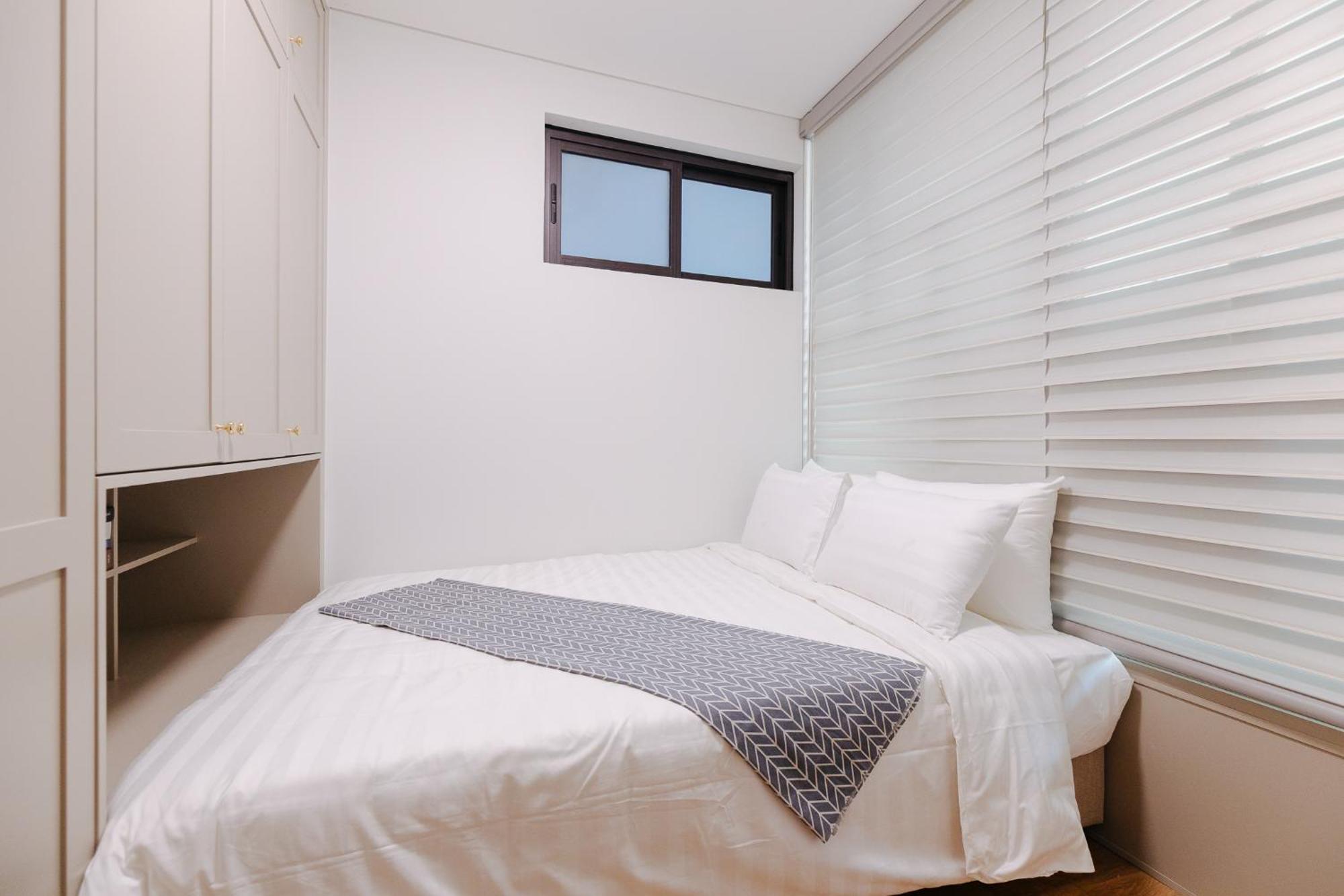 Margaery Lakeside - 2 Bedroom With Balcony *